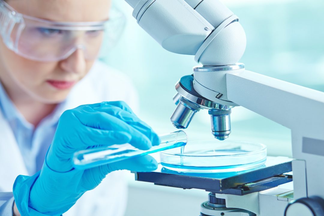 Equipos de laboratorio-Laboratorista mujer trabajando en microscopio